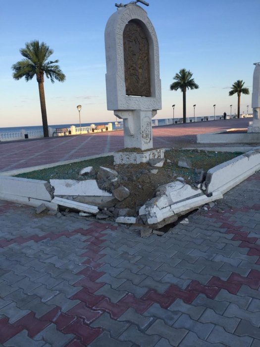 На набережной Актау автомобиль вылетел на пешеходную зону