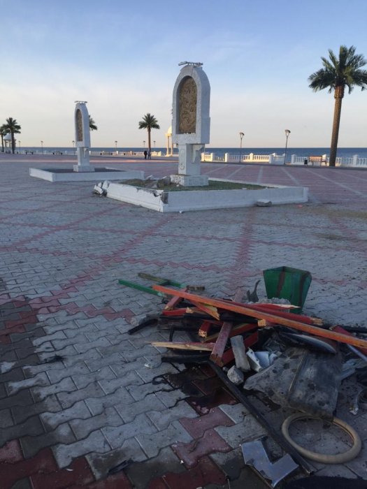 На набережной Актау автомобиль вылетел на пешеходную зону