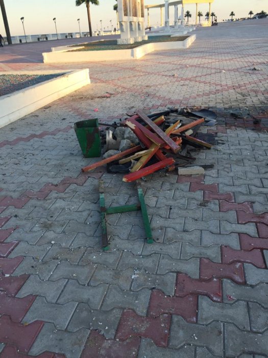 На набережной Актау автомобиль вылетел на пешеходную зону