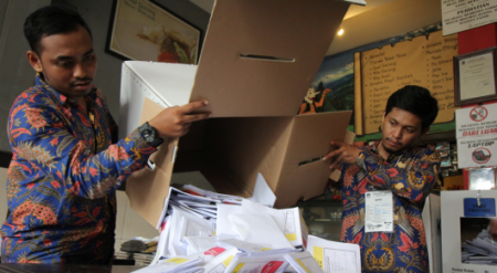 150 чиновников умерли на выборах в Индонезии