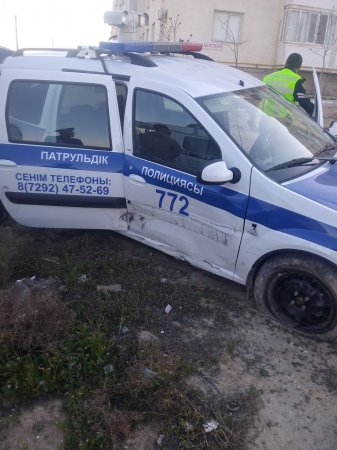 Фото ДТП с участием полицейской машины в Актау появились в Сети