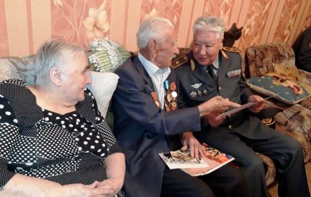Генерал Национальной гвардии РК поздравил с 91-летием ветерана войны в Актау