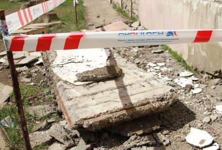 Балкон с жильцами обвалился в одном из домов Уральска