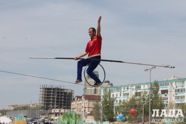 Для жителей Актау выступил дагестанский канатоходец