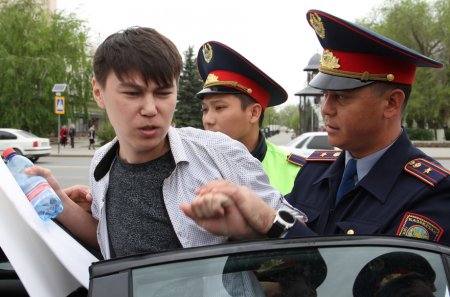 Полиция задержала молодого человека с пустым плакатом в центре Уральска 