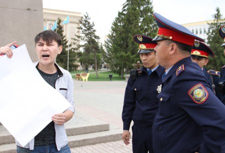 Полиция задержала молодого человека с пустым плакатом в центре Уральска 