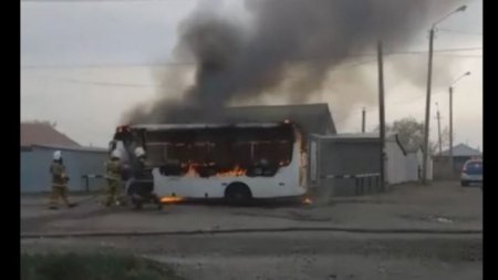 Люди едва успели выбежать: в Петропавловске сгорел пассажирский микроавтобус