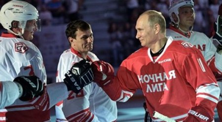 Путин упал после хоккейного матча в Сочи