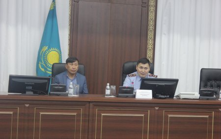 Мангистауские полицейские пробежали дистанцию вместе с марафонцем Маратом Жыланбаевым