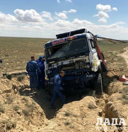Грузовик перевернулся во время прохождения этапа Кубка мира «Ралли Казахстан-2019» в Мангистау