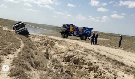 Грузовик перевернулся во время прохождения этапа Кубка мира «Ралли Казахстан-2019» в Мангистау