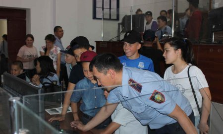 Полицейские Мангистау организовали праздник для детей-сирот