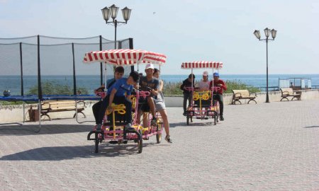 Полицейские Мангистау организовали праздник для детей-сирот