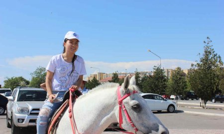 Полицейские Мангистау организовали праздник для детей-сирот
