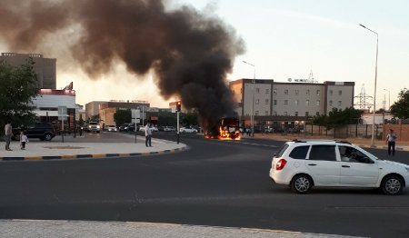 В Актау полностью сгорел пассажирский автобус