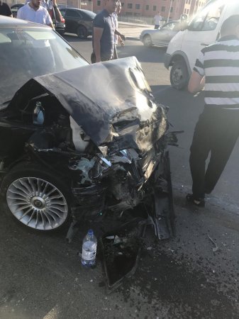 Момент столкновения двух автомобилей в Актау попал на камеру видеонаблюдения