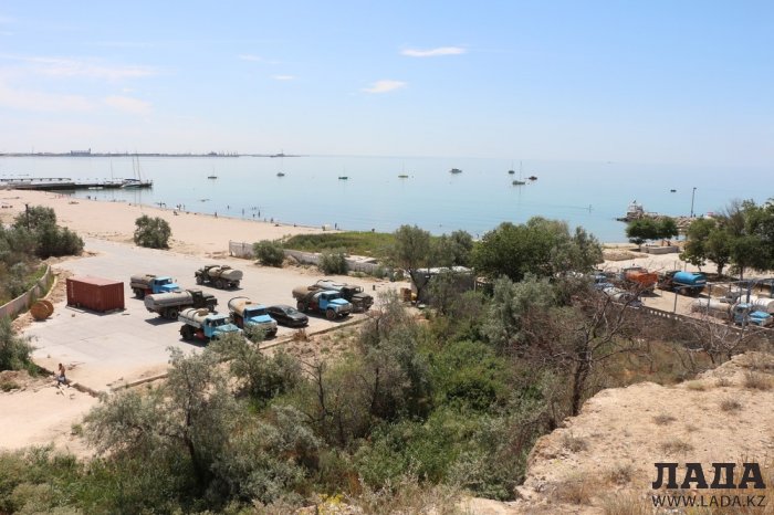 Как происходит полив в парке «Акбота» Актау. Фоторепортаж