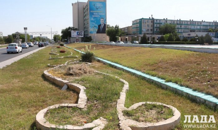 Фоторепортаж: Состояние зеленых насаждений на площади «Ынтымак» в Актау