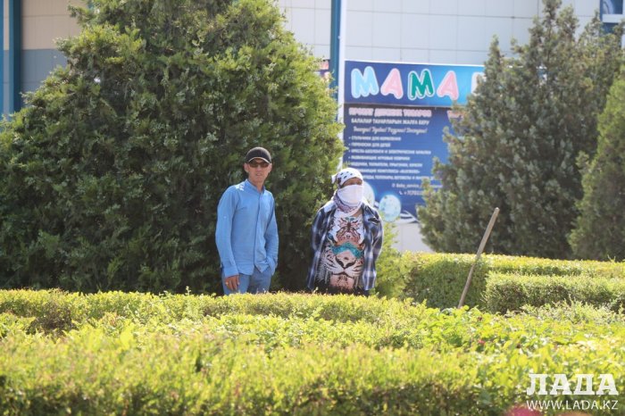 Фоторепортаж: Состояние зеленых насаждений на площади «Ынтымак» в Актау