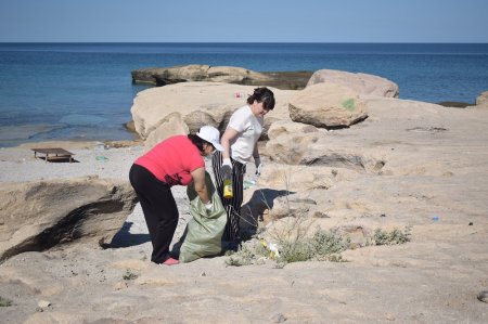 Полицейские Мангистау убрали мусор на пляже