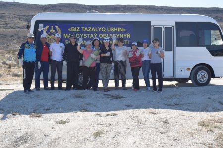 Полицейские Мангистау убрали мусор на пляже