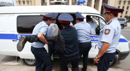4 тысячи человек задержали во время митингов в Казахстане