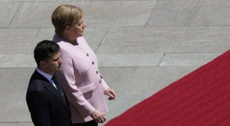 Ангелу Меркель начало трясти на встрече с президентом Украины