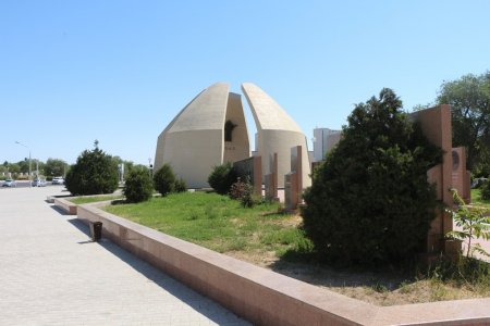 Фоторепортаж: Состояние зеленых насаждений на аллее Победы в Актау