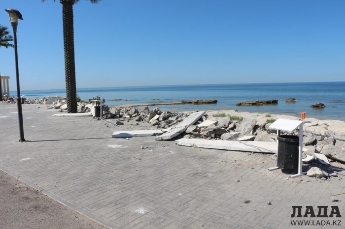 Кайрат Акыбаев: Парапет разрушили на набережной Актау для замены