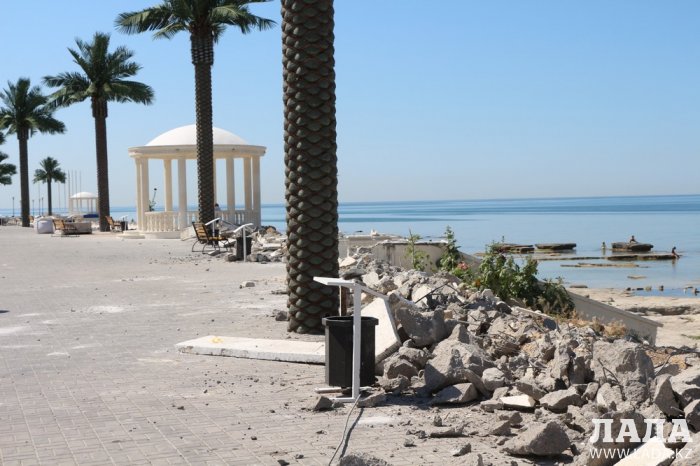 Кайрат Акыбаев: Парапет разрушили на набережной Актау для замены