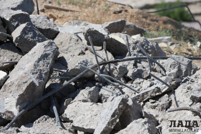 Кайрат Акыбаев: Парапет разрушили на набережной Актау для замены