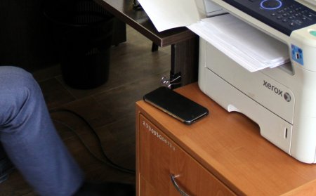 В Актау госслужащих привлекут к ответственности за использование смартфонов на работе