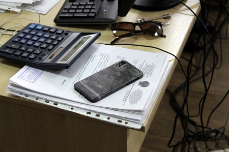 В Актау госслужащих привлекут к ответственности за использование смартфонов на работе