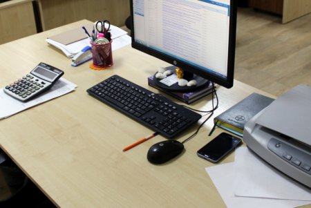 В Актау госслужащих привлекут к ответственности за использование смартфонов на работе