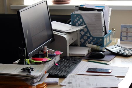 В Актау госслужащих привлекут к ответственности за использование смартфонов на работе