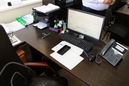 В Актау госслужащих привлекут к ответственности за использование смартфонов на работе