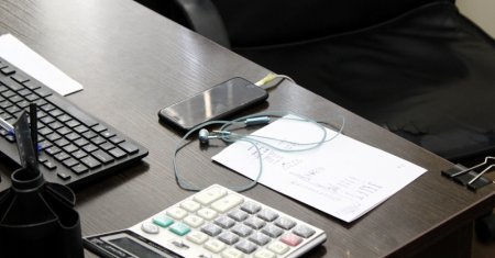 В Актау госслужащих привлекут к ответственности за использование смартфонов на работе