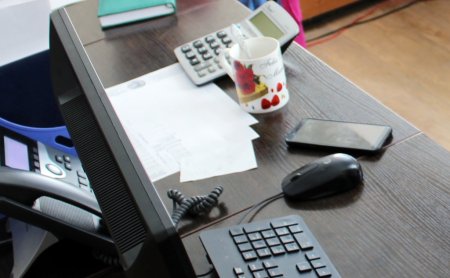 В Актау госслужащих привлекут к ответственности за использование смартфонов на работе