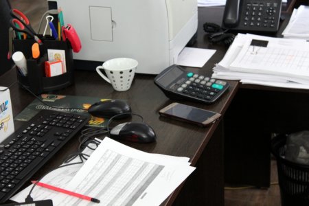 В Актау госслужащих привлекут к ответственности за использование смартфонов на работе