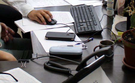 В Актау госслужащих привлекут к ответственности за использование смартфонов на работе
