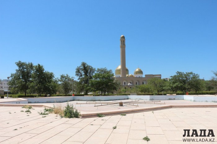 Фоторепортаж: Состояние зеленых насаждений у мечети в Актау