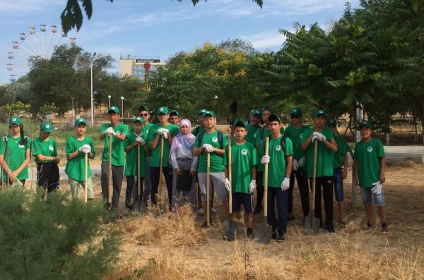 Экстренные меры: Спасать Актау от сухостоя начали 300 подростков и студентов