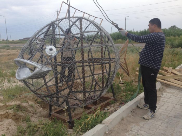 На побережье Актау установили контейнер для сбора пластиковых бутылок в форме рыбки
