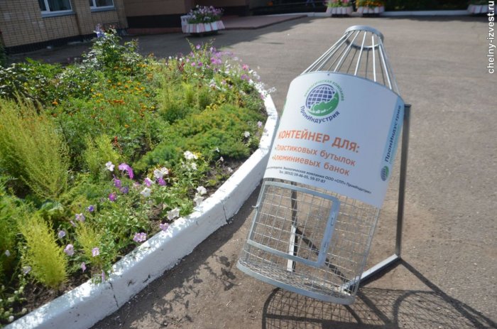 На побережье Актау установили контейнер для сбора пластиковых бутылок в форме рыбки