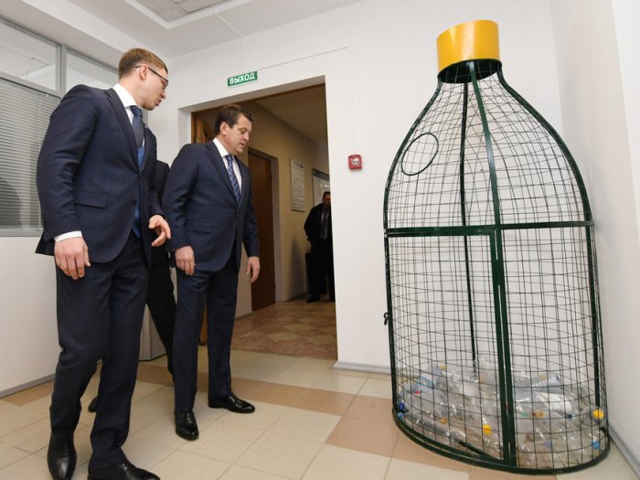 На побережье Актау установили контейнер для сбора пластиковых бутылок в форме рыбки