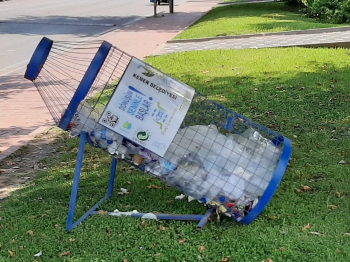 На побережье Актау установили контейнер для сбора пластиковых бутылок в форме рыбки