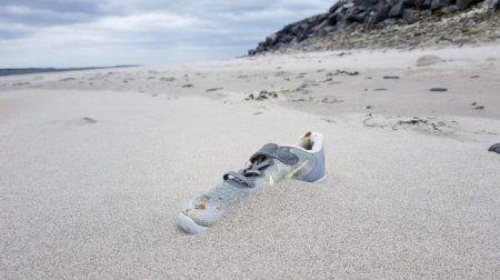 На пляжах по всему миру находят кроссовки Nike. Откуда они взялись?