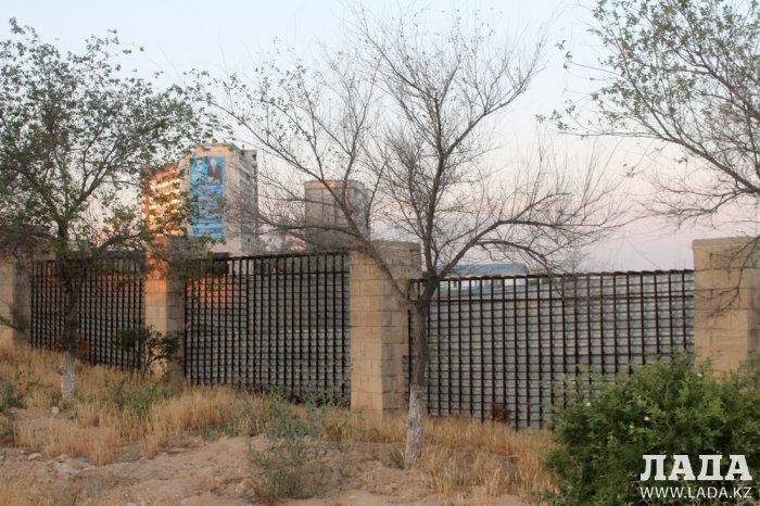 Издевательский полив: Состояние зеленых насаждений по периметру ботанического сада Актау. Фоторепортаж