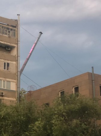 Вентиляционную трубу в Актау сорвало ветром