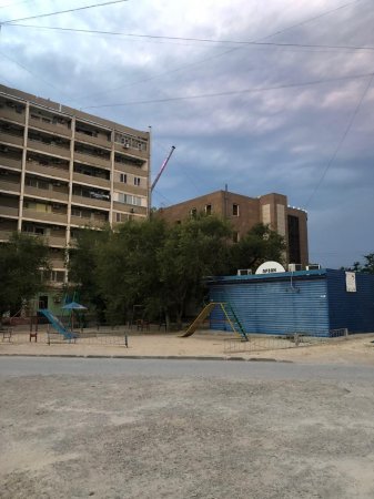 Вентиляционную трубу в Актау сорвало ветром